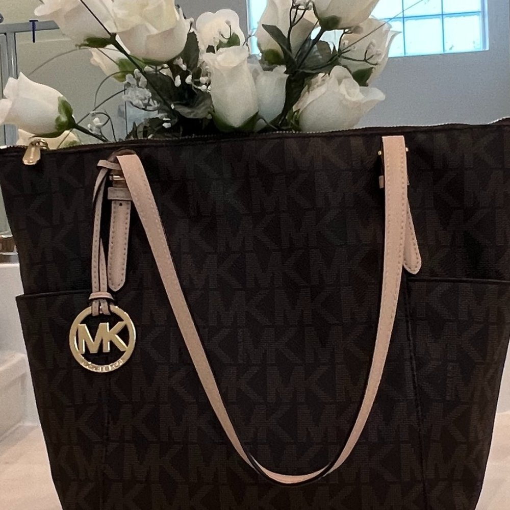 Michael Kors MK Signature and authentic  Shoulder Tote Bag - Picture 14 of 16